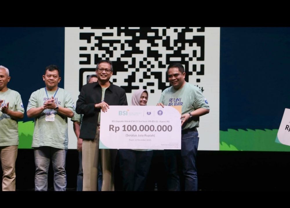 Peresmian secara simbolik dilakukan oleh Direktur Sales & Distribution BSI Anton Sukarna (kanan) kepada Kepala Badan Pengelola Bisnis, Investasi dan Wakaf IPB Naufal Mahfudz (kiri) (27/11).