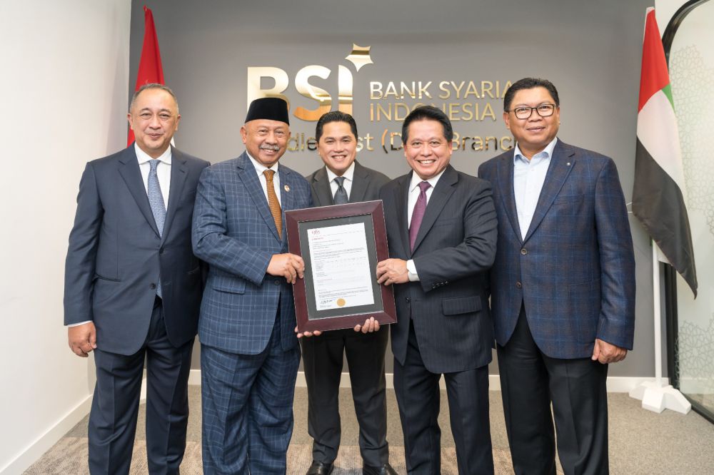 Dari ki-ka: Direktur Utama BNI Royke Tumilaar, Duta Besar Indonesia untuk Uni Emirat Arab (UEA) Husin Bagis, Menteri BUMN Erick Thohir dan Direktur Utama BSI Hery Gunardi, dan Direktur Utama Bank Mandiri Darmawan Junaidi saat menunjukkan piagam lisensi perolehan izin usaha kantor cabang penuh BSI di di Dubai International Financial Center (DIFC), Dubai, Uni Arab Emirates pada Rabu (29/11/2023).