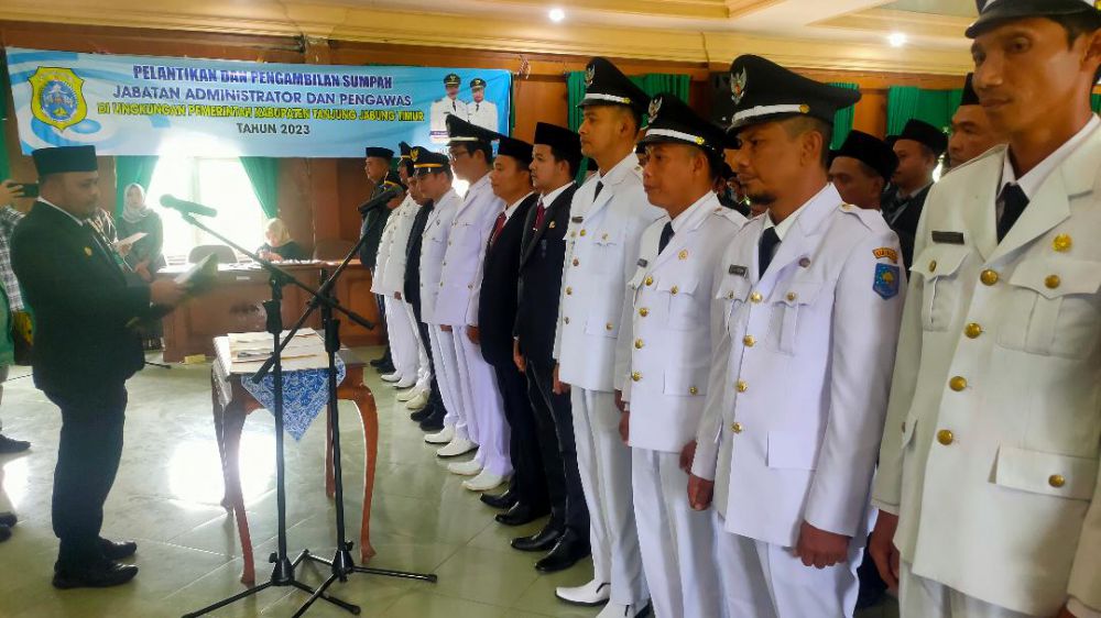Wakil Bupati Tanjabtim, H. Robby Nahliyansyah, melantik pejabat OPD dan Kecamatan.