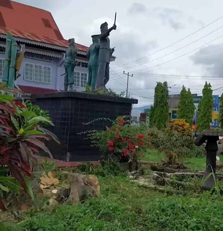 Proyek Pembangunan Tugu 17 di halaman Lapangan Merdeka Sungai Penuh menuai sorotan.
