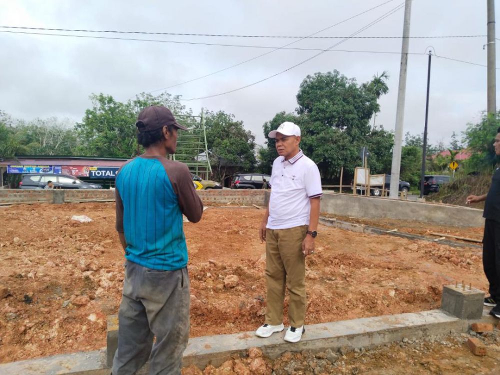 Pj. Bupati Tebo, Aspan didampingi Kepala OPDmeninjau proyek infrastruktur di kawasan Kabupaten Tebo.