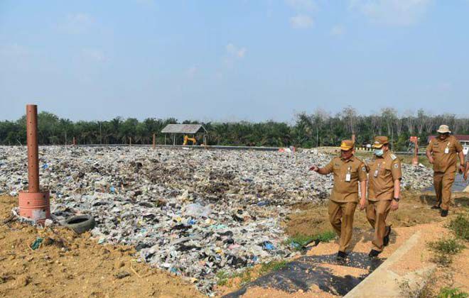 Pj Bupati Sarolangun Bachril Bakri bersama Kadis LH Sarolangun Kurniawan saat meninjau lokasi TPA bukit Cino Kecamatan Pelawan.