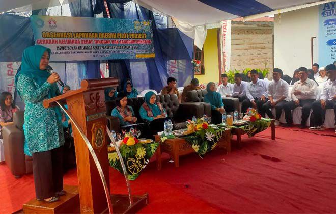 Ketua TP-PKK Kabupaten Tanjabtim saat memberikan sambutan saat kedatang Tim Penilaian.