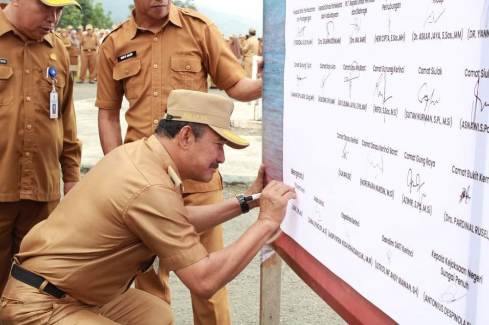 Pj Bupati Asraf saat menandatangani fakta integritas netralitas ASN menyongsong Pemilu 2024.