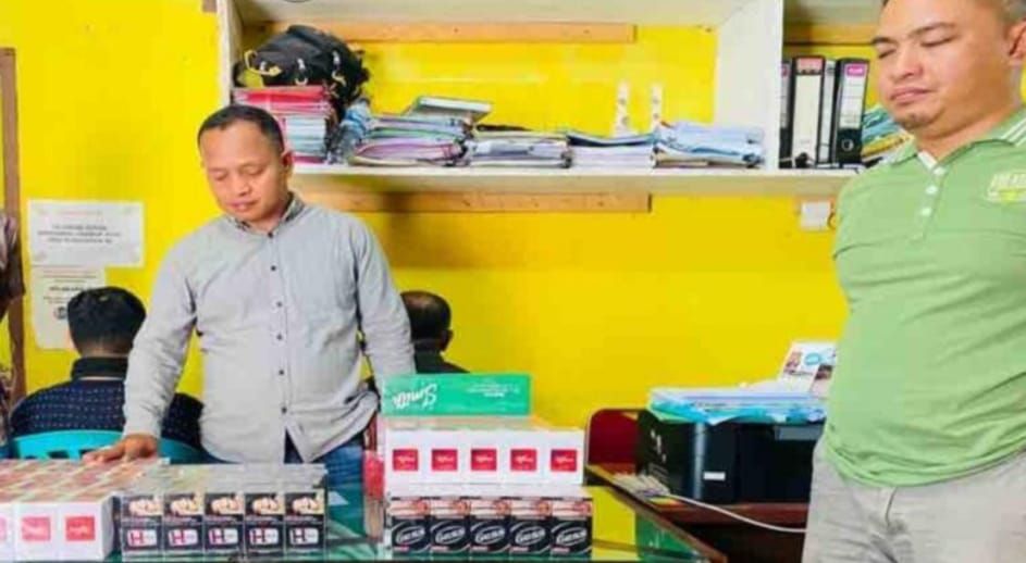 Kasubsi Penmas Humas Polres Kerinci AIPTU Suyatno saat melakukan konferensi pers terkait pengamanan ratusan Rokok Ilegal