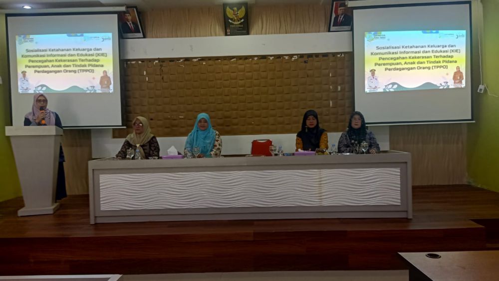 Kepala Dinas PMPPA Kota Jambi saat Membuka kegiatan sosialisasi.

