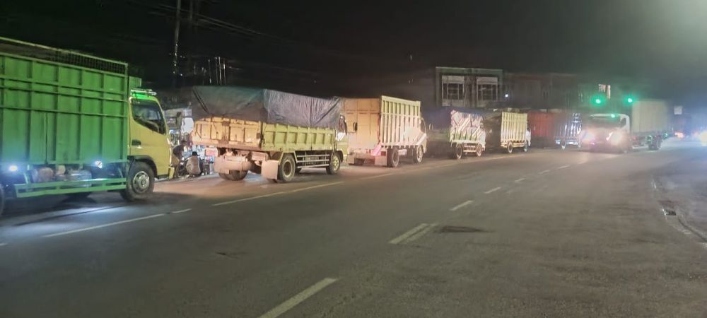Terlihat truk batu bara antrean di kawasan yang sedang dilakukan perbaikan jalan. BPJN sebut perlu manajemen lalu lintas agar tidak mengganggu perbaikan jalan.

