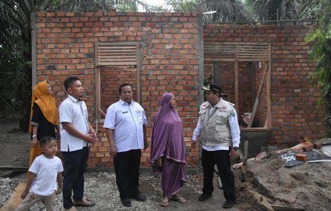 Pj Bupati Sarolangun Bachril Bakri, saat memantau pelaksanaan pembangunan rumah layak huni di Desa Bernai.