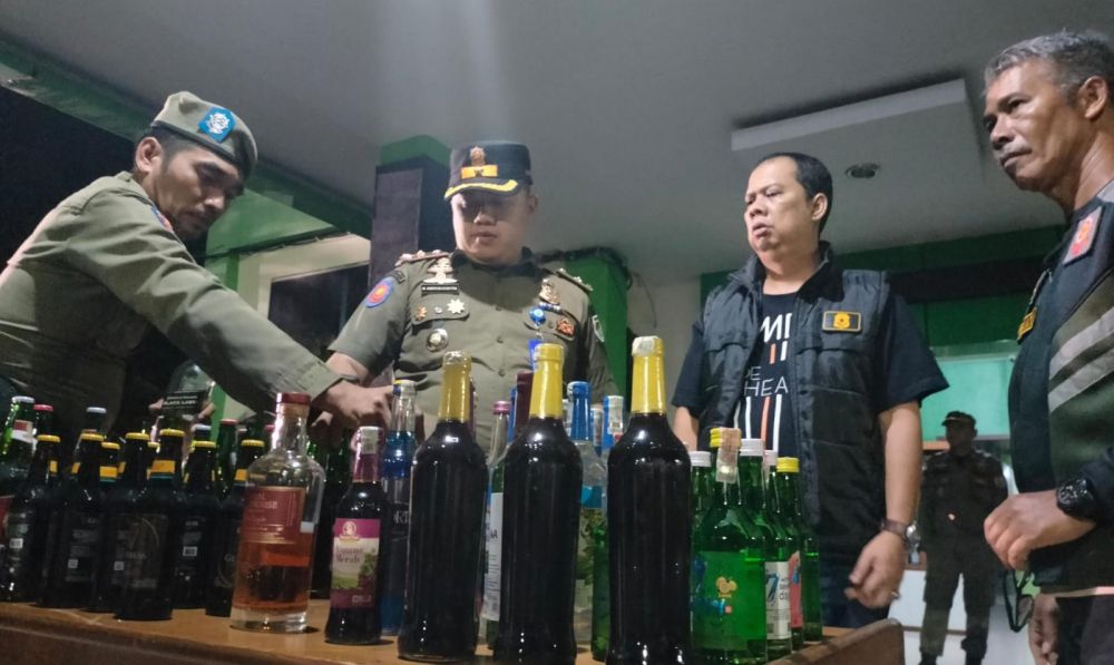 AMANKAN MINOL: Petugas mengamankan minol di wilayah Kota Jambi. Selama Nataru Pemkot Jambi memperketat peredaran minol