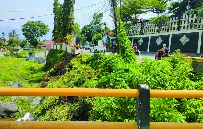 Badan jalan diseberang SD Negeri 4 Sungai Penuh, Desa Pelayang Raya, Kecamatan Sungai Penuh, amblas.