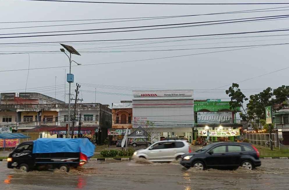 Titik genangan air di jalan lintas sumatera di wilayah Kita Muara Bungo dilalui oleh beberapa kendaraan