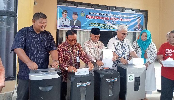 Asisten III Hazrian, Kepala DPAD Waldi Bakri, Kepala Inspektorat Henriman dan Kabag Hukum Mulya Malik saat memusnahkan arsip in-aktif di DPAD Sarolangun. 