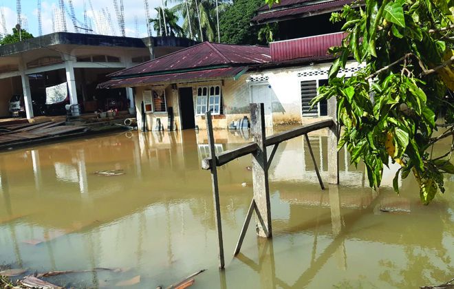 Genangan air masih terlihat di beberapa halaman rumah warga Kelurahan Jaya Setia kecamatan Pasar Muara Bungo.