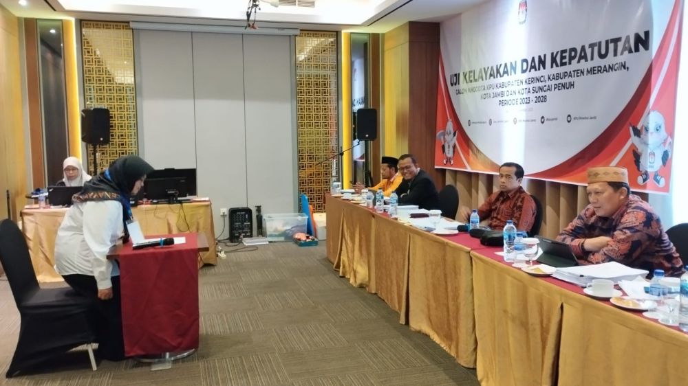 Komisioner KPU Provinsi Jambi melakukan uji kelayakan dan kepatutan terhadap calon komisioner KPU 4 kabupaten/kota beberapa waktu lalu.

