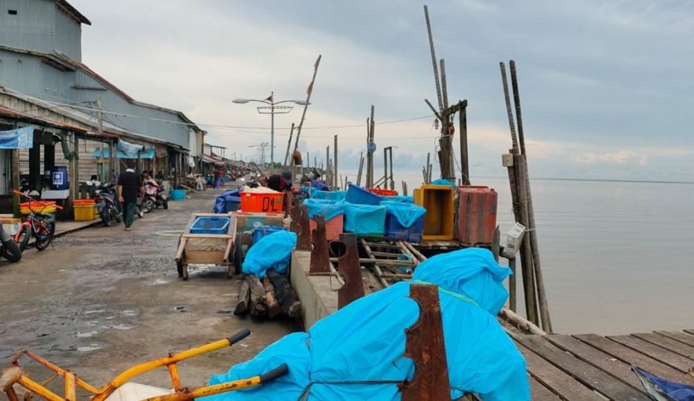 Kondisi jalan tepi Sungai Batanghari di Kecamatan Kuala Jambi, Kabupaten Tanjabtim, yang harus dibenahi.