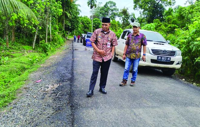 Pj Bupati Tebo, Aspan, saat meninjau pembangunan jalan.