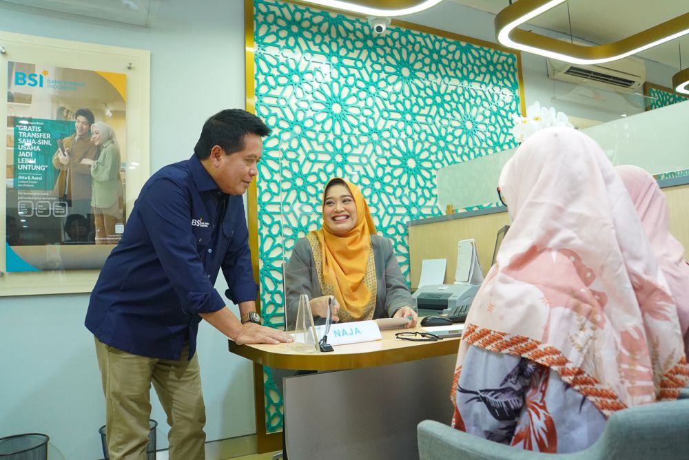 Direktur Utama BSI Hery Gunardi sedang berbincang dengan nasabah di Kantor Cabang BSI Mayestik Jakarta Selatan. Hal ini dilakukan untuk memastikan bahwa seluruh cabang perseroan dapat memberikan pelayanan yang optimal kepada nasabah periode jelang akhir tahun (28/12)