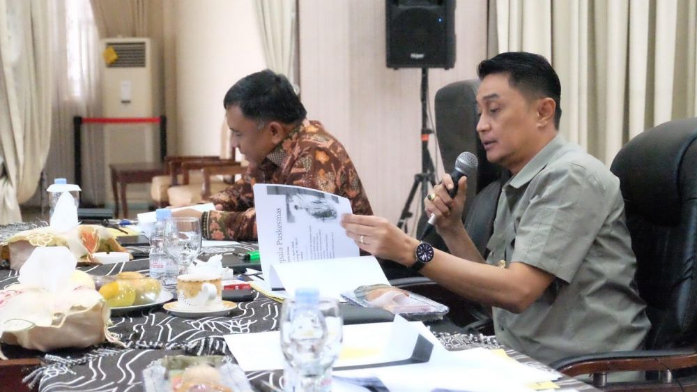 Pj Bupati Muaro Jambi saat melakukan kegiatan Pembinaan, Pengawasan dan Evaluasi Kinerja Badan Layanan Umum Daerah Puskesmas di Lingkungan Kabupaten Muaro Jambi, di Aula Kantor  Bupati Muaro Jambi.