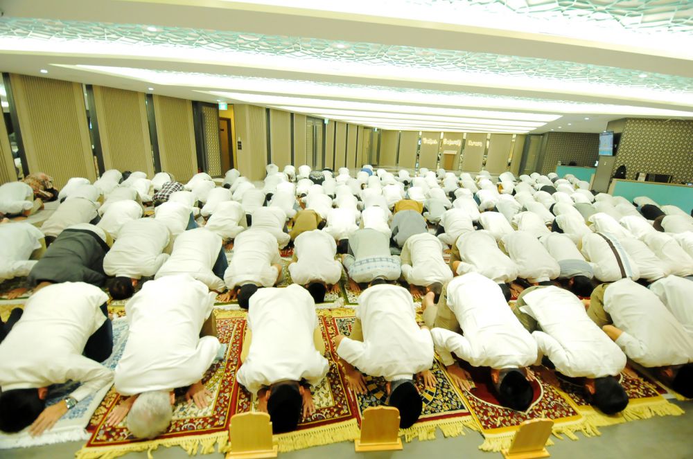 Seluruh pegawai BSI melaksanakan sujud  serentak di cabang seluruh Indonesia, Hal ini dilakukan sebagai bentuk rasa syukur atas capaian di tahun 2023 (31/12)