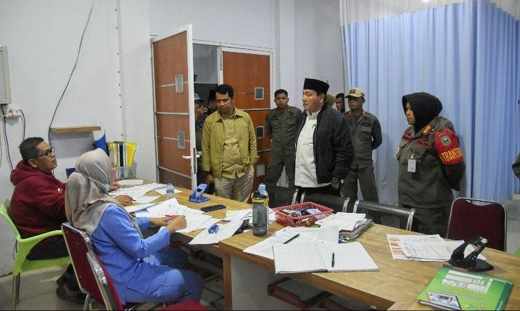 Pj Bupati Sarolangun Bachril Bakri saat berdialog dengan petugas medis yang berjaga di IGD RSUD Sarolangun. 