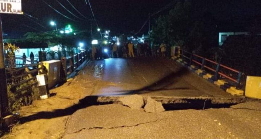 Jembatan Tamiai Ambruk, Jalan Kerinci-Bangko Lumpuh Total

