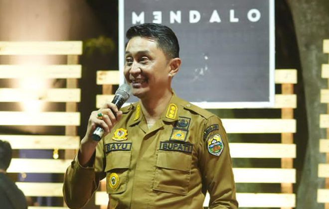 Pj Bupai Muaro Jambi, Bachyuni Deliansyah saat memberikan sambutan pada pergantian malam tahun baru yang dilaksanakan di teras mendalo CitraRaya City beberapa hari lalu