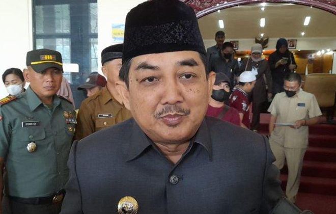 Bupati Tanjabbar, Drs. H. Anwar Sadat, M. Ag, saat rapat Mediasi Percepatan Penyelesaian Permasalahan antara Kelompok Tani Imam Hasan Desa Badang Kecamatan Tungkal Ulu dengan PT. DAS) di Ruang Pola Utama Bupati Tanjabbar.