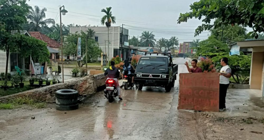 Warga Desa Mekar Sari lakukan aksi protes terhadap kondisi Proyek Box Culvert pada tahun 2023 yang ancam keselamatan pengendara.