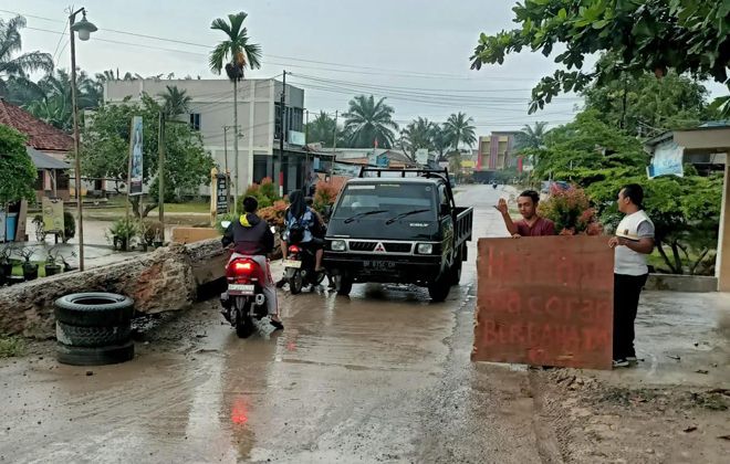 Warga Desa Mekar Sari lakukan aksi protes terhadap kondisi Proyek Box Culvert pada tahun 2023 yang ancam keselamatan pengendara.