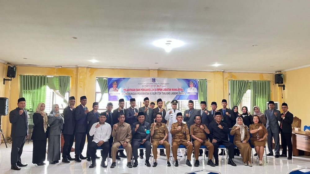 Sekda Tanjabbar Agus Sanusi melantik 21 pejanat eselon 3 dan 4.