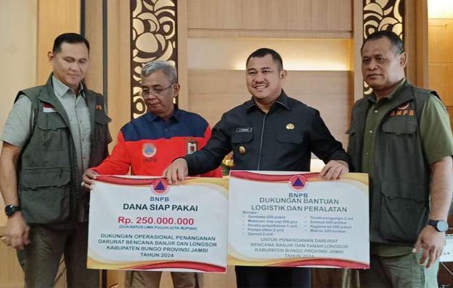 Perwakilan BNPB menyerahkan bantuan untuk penanggulangan bencana di kabupaten Bungo.