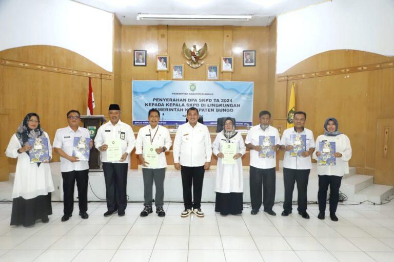 Bupati Bungo menyerahkan DPA-SKPD 202r kepada sejumlah Kepala OPD.