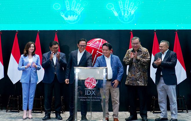 Dari ki- ka: Wakil Direktur Bank Mandiri Alexandra Askandar, Direktur Utama Bank Mandiri Darmawan Junaidi, Direktur Utama Mandiri Sekutitas Oki Ramadhana, Direktur Utama BSI Hery Gunardi, Direktur Utama BEI Iman Rachman, dan Komisaris Utama Mandiri Sekutitas Hoesen saat Peluncuran Investasi Serba Syariah: MOST Syariah dan RDN Online BSI di Bursa Efek Indonesia, Jakarta (9/1).