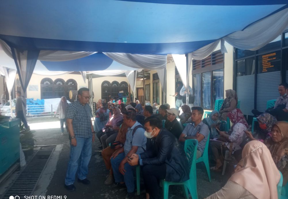 Peserta nampak antrian urus SKCK di Polres Kerinci