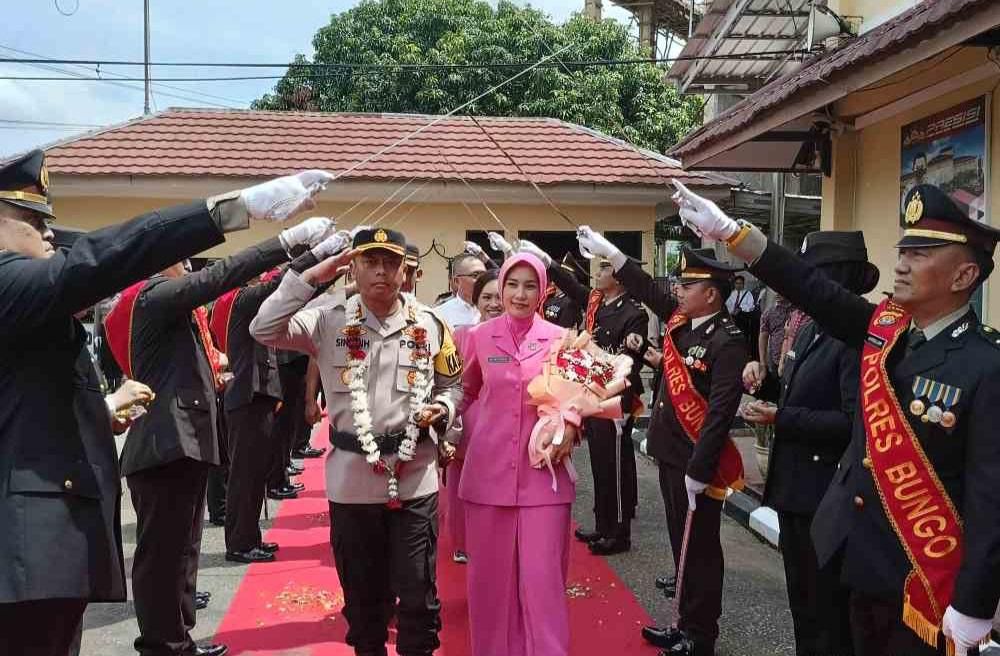 Kapolres Bungo AKBP Singgih Hermawan,S.Ik,M.AP beserta Istri saat memasuki halaman Mapolres Bungo.