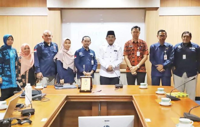 Usai audiensi dengan Badan Kepegawaian Negara (BKN) di Jakarta, Bupati Tanjung Jabung Barat (Tanjab Barat) Drs. H. Anwar Sadat, M.Ag melakukan foto bersama.