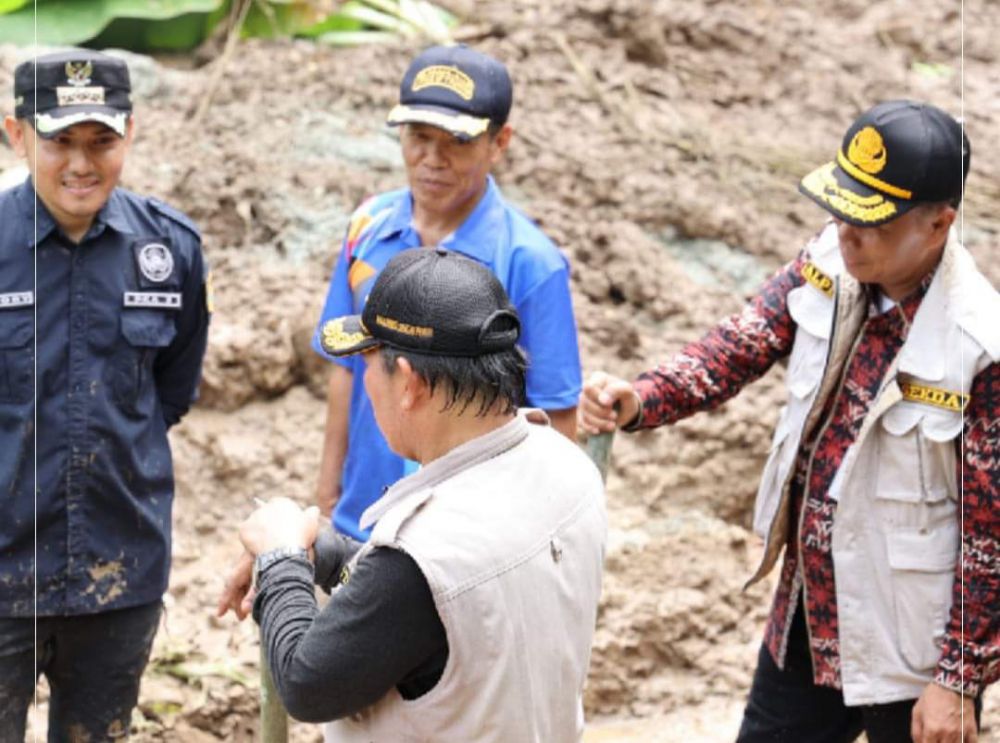 7 Rumah Kena Longsor, Wako Ahmadi dan Sekda Turun Lansung
