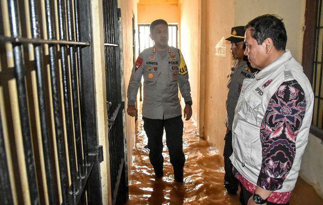 Kapolres Sarolangun AKBP Budi Prasetya bersama PJ Bupati Sarolangun Bachril Bakri meninjau banjir yang melanda Polsek Limun hingga ke ruangan tahanan.
