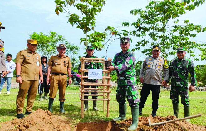 Anggota Kodim 0420/Sarko adakan penanaman pohon di Kecamatan Pelawan.