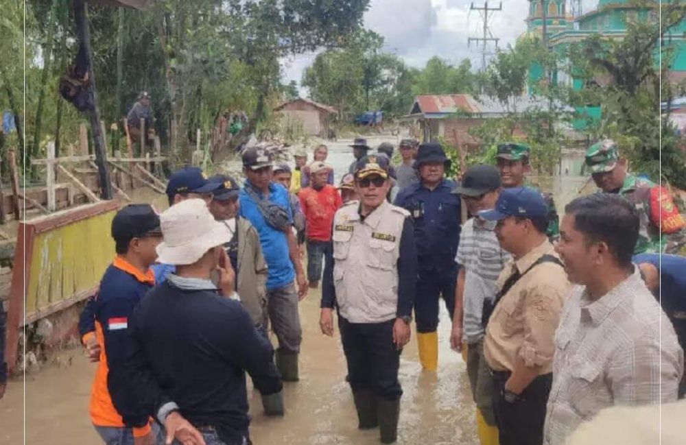 Walikota Sungai Penuh, saat meninjau banjir.
