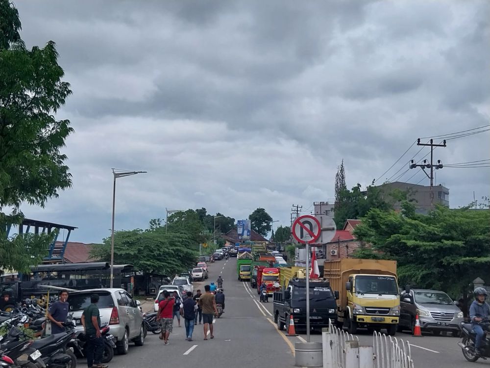 Sopir truk batu bara ketika melakukan aksi di depan rumah dimas gubernur Jambi beberapa waktu lalu.