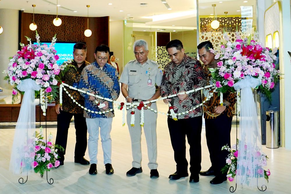 Dari kiri-kanan: Direktur Utama PT Telkom Landmark Tower Robit Cahyono, VP Digital Strategy & Governance PT. Telekomunikasi Indonesia Riza A N Rukmana, Asisten Perekonomian & Pembangunan Kota Administratif Jakarta  Mukhlisin, Direktur Penjualan & Distribusi BSI Anton Sukarna, dan RCEO IV BSI Jakarta 1 Deden Durachman saat potong pita pada Grand Opening BSI KCP Jakarta Telkom Gatot Subroto di Telkom Landmark Tower, Jakarta (15/01).