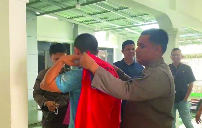 DITAHAN: Mantan Kades Mekar Sari Makmur DITAHAN: Diduga korupsi Dana Desa, mantan Kades Mekar Sari Makmur, Kecamatan Sungai Bahar, Muaro Jambi, ditahan Polisi.