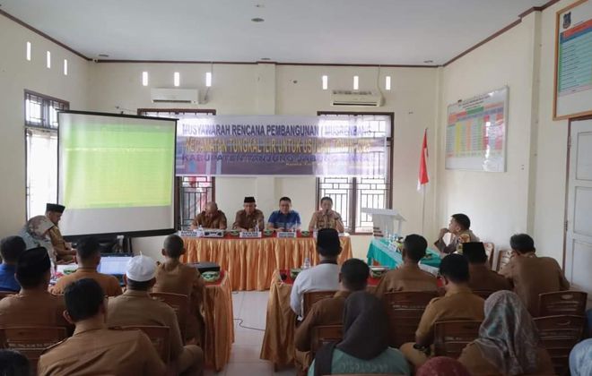 Sekda Tanjabbar, Ir. H. Agus Sanusi, M.Si, saat membuka acara Musrenbang Kecamatan Tungkal Ilir, di Aula Kantor Camat Tungkal Ilir.