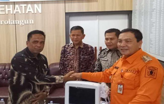 Penyerahan alat hibah dari Kemenkes RI secara simbolis oleh Pj Bupati Sarolangun, Bachril Bakri.