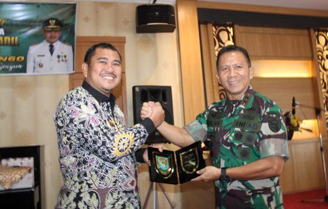 Bupati Bungo, H. Mashuri menyambut kunjungan Pangdam II Sriwijaya di rumah dinas bupati.
