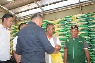 Bupati Bungo H. Mashuri mengecek stok beras yang akan disalurkan kepada masyarakat terdampal banjir.