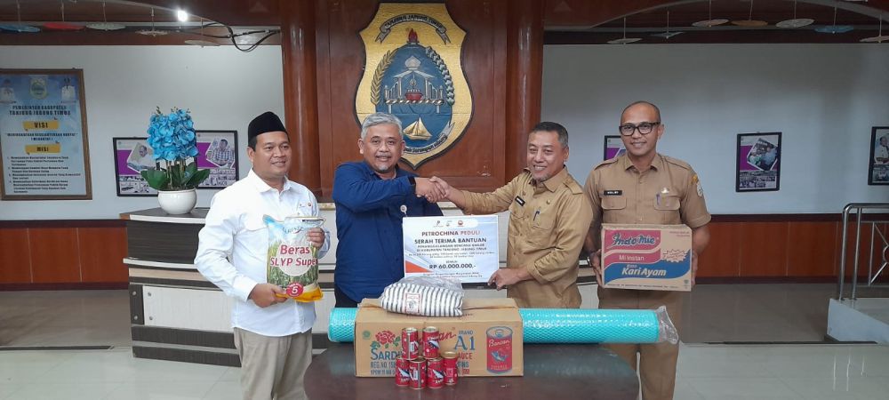 SKK Migas – PetroChina Jabung Serahkan Bantuan Penanganan Banjir di Tanjung Jabung Timur