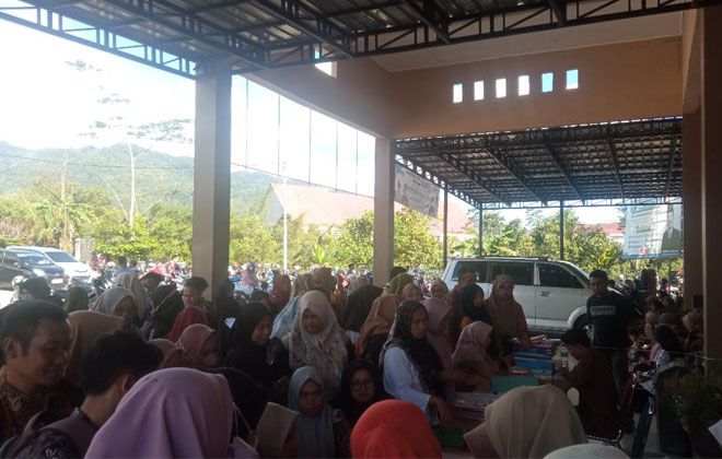 Ratusan guru honorer Kerinci saat mengantarkan berkas pendataan guru honorer tingkat TK, SD, dan SMP. 