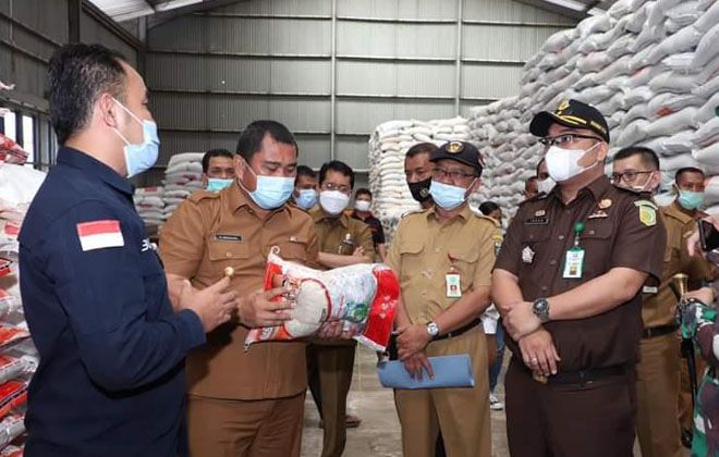 Bupati Bungo dan unsur forkopimda mengecek ketersediaan beras di gudang Bulog beberapa waktu lalu.